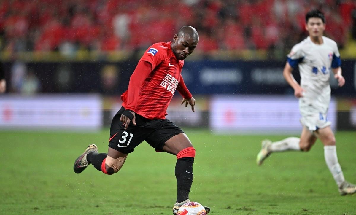 包含武汉三镇训练开放日，赛前再遭质疑引欢呼，NBA总决赛在即，更衣室氛围转暖的词条